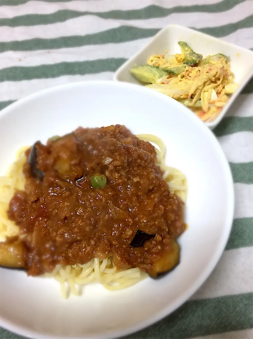 揚げ茄子入りトマトたっぷりミートソーススパゲティ

きゅうりと新玉ねぎとカニカマのたまごサラダ|まるちゃんさん