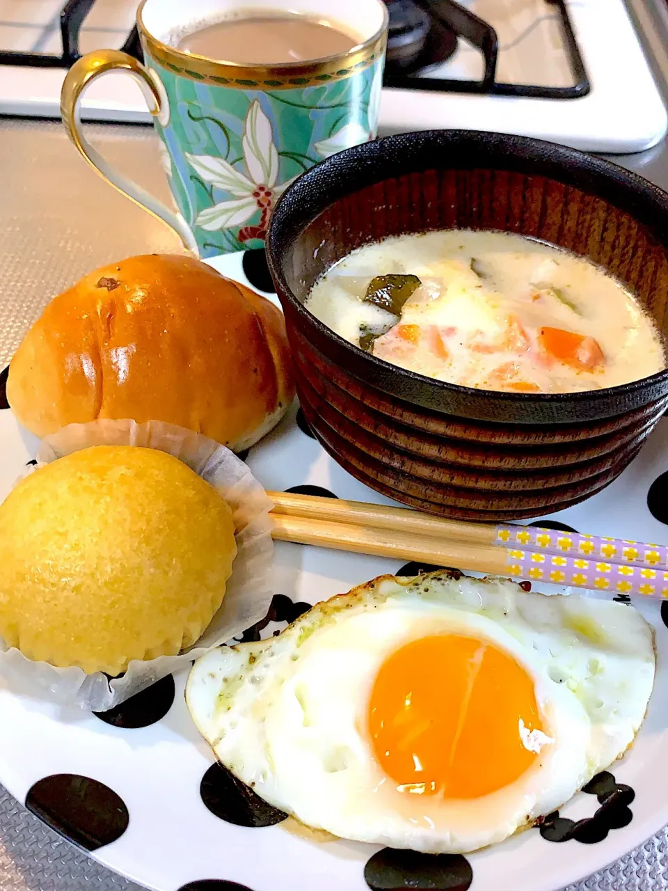 じじいの朝ご飯！(^^)
ぶどうロールパン、マーラーカオ、目玉焼き、
鮭のクリームスープ！|Yukihiko Ishidaさん