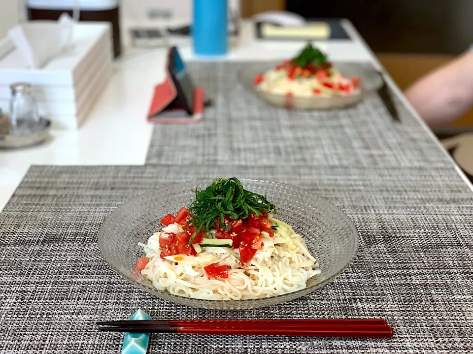 Snapdishの料理写真:暑いのでお昼ごはんはぶっかけ冷麦。新たまねぎとシーチキンのマヨ和え、きゅうり、トマト、大葉をトッピングして、麺つゆと胡麻油、ラー油をかけました♪|yukiさん