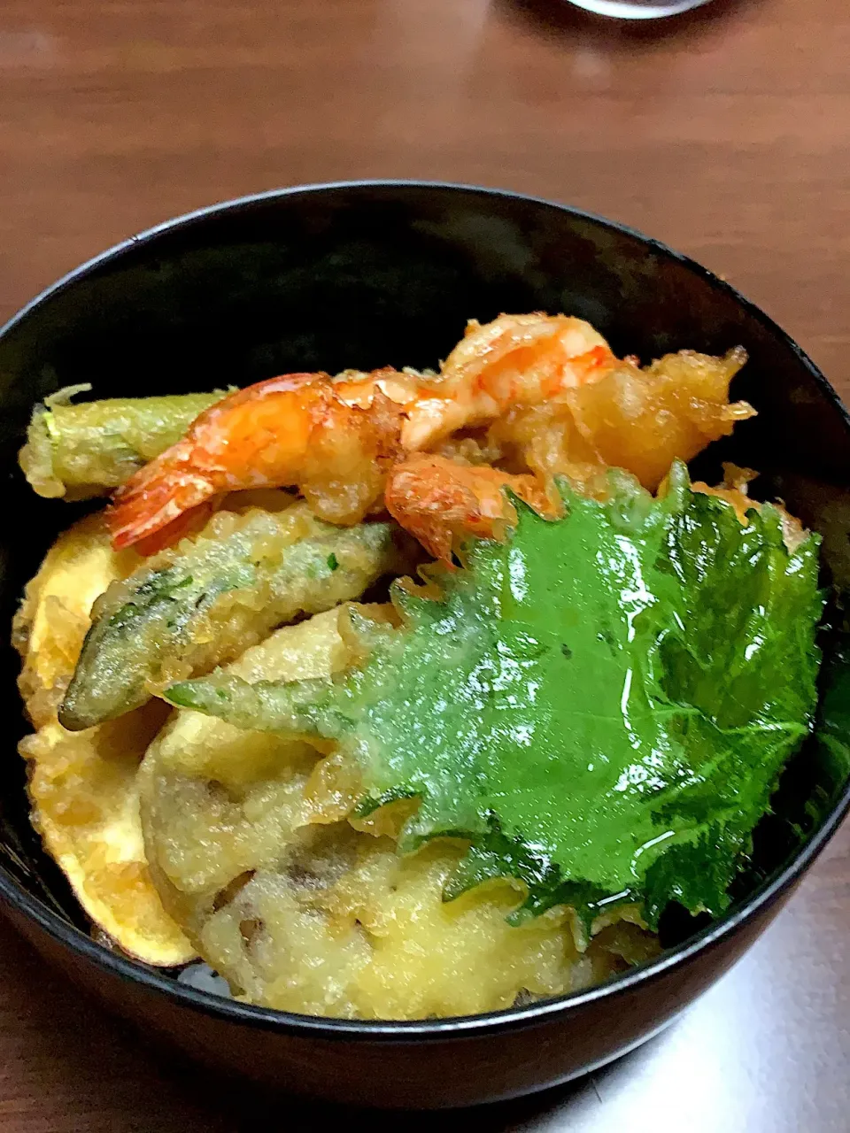 Snapdishの料理写真:天丼
海老、芋てん、椎茸、アスパラ、シソ|sakiさん