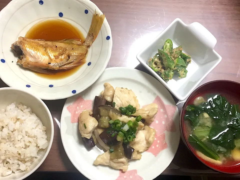 赤らはちめの煮付け 鶏むねとなすのとろとろ煮 小松菜と油揚げの味噌汁 オクラの胡麻和え|おさむん17さん