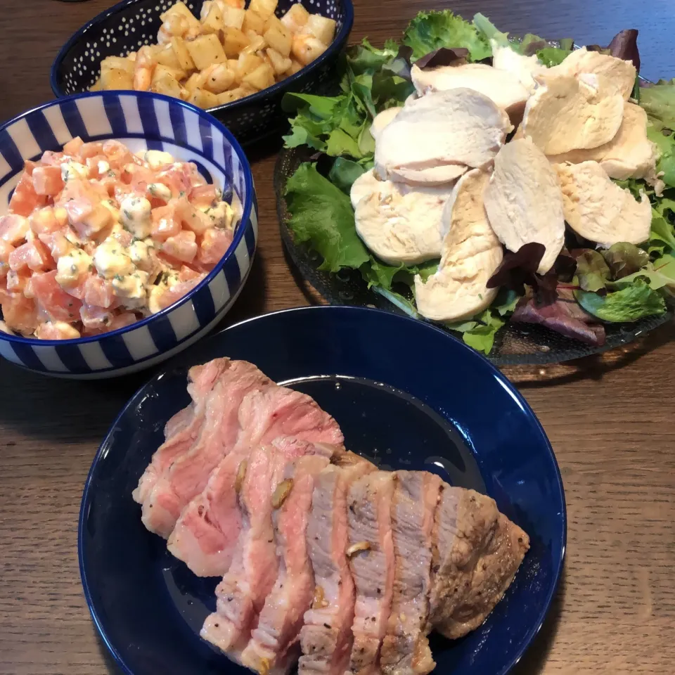 豚肩のロースト
自家製サラダチキンのサラダ
トマトのサラダ
長芋とエビのバター醤油炒め|モスグリーンさん