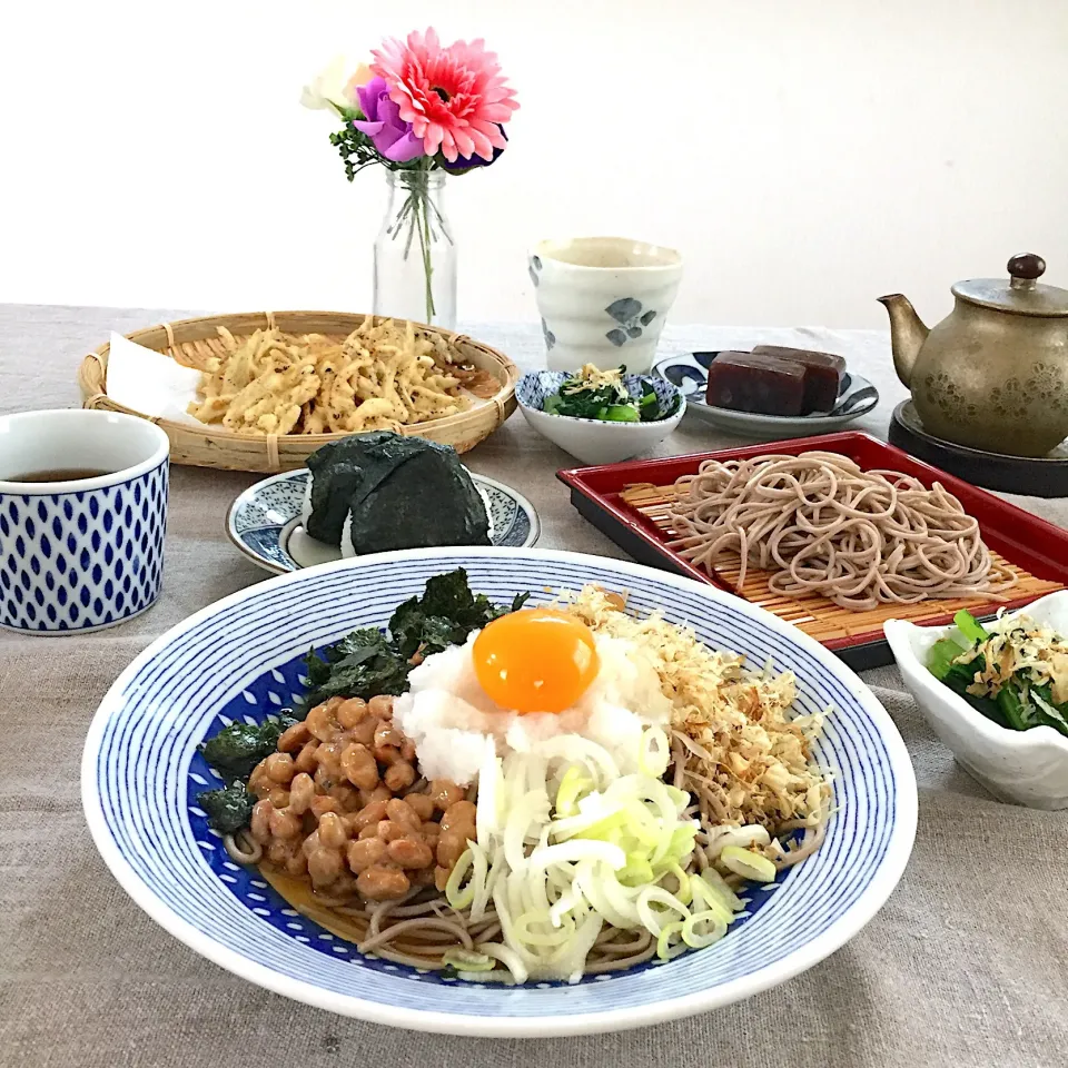 納豆おろし蕎麦、かき揚げ、梅おにぎり、小松菜お浸し #おうちごはん  #昼ごはん|ゆかりさん