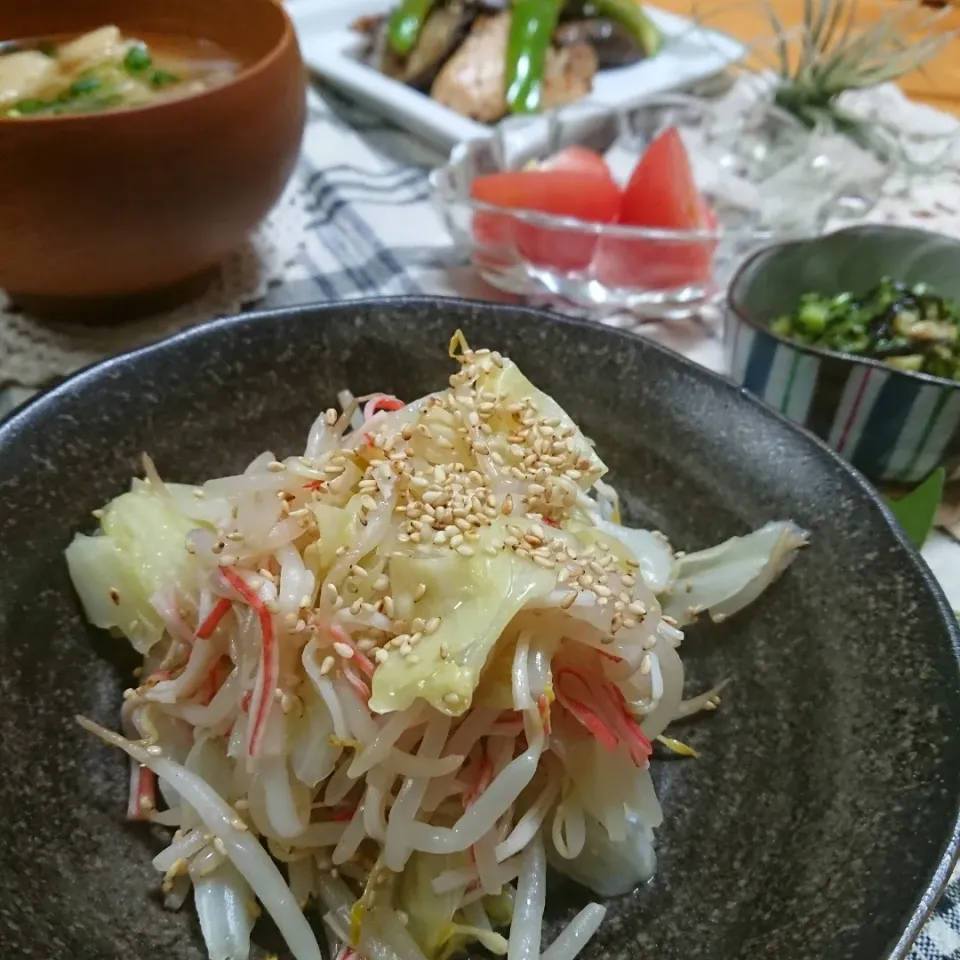 かおりん✴︎❤︎さんの料理 ナムル風❤もやしとキャベツのホットカニかまサラダ|とまと🍅さん