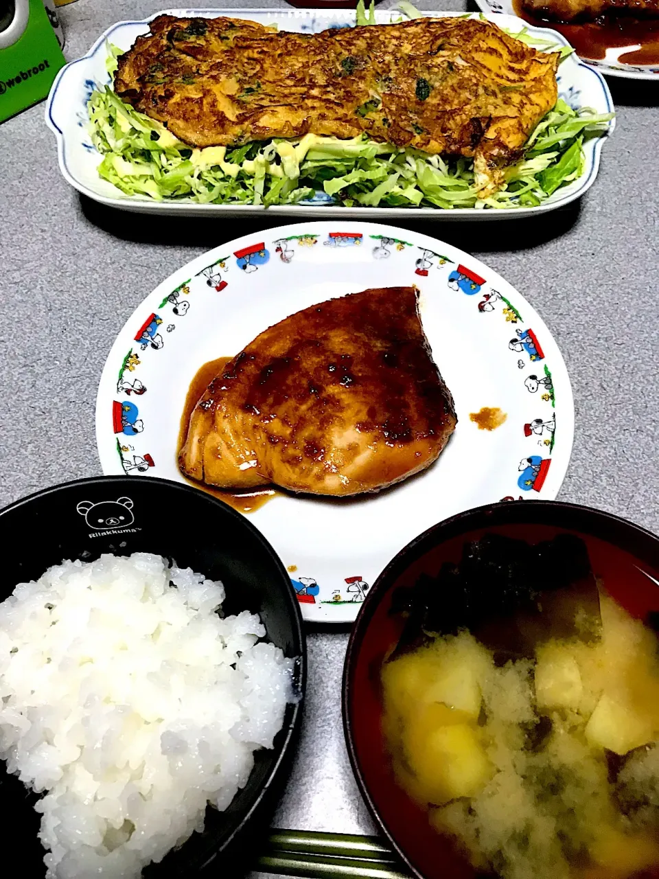 Snapdishの料理写真:#夕飯 お粥白米、魚、キャベツonオムレツ、じゃがワカメ味噌汁|ms903さん