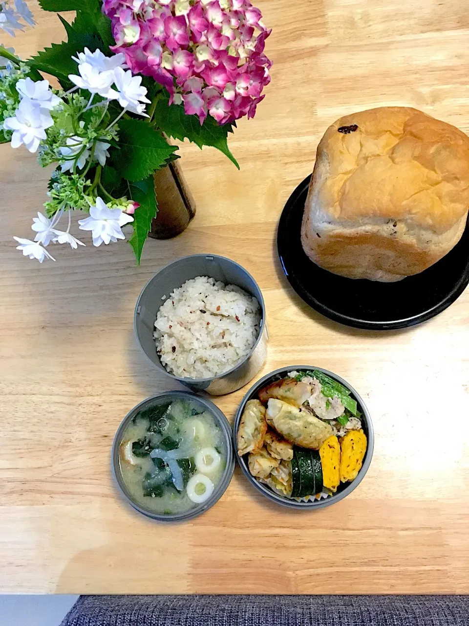 Snapdishの料理写真:旦那さんのお弁当と朝焼きオーガニックトンプソンレーズン食パン🍞🍇|さくたえさん