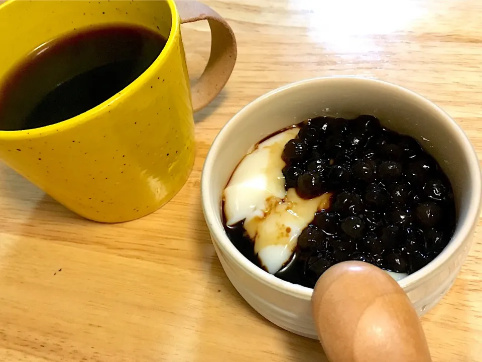 Snapdishの料理写真:台湾で買ってきたブラックタピオカで、豆花つくってみました( ´͈ ᗨ `͈ )◞♡⃛うまし！今回は黒みつをかけてきな粉をまぶして食べました😋次はシンプルなシロップにして、フルーツと茹でピーナッツも添えたい🥜|さくたえさん