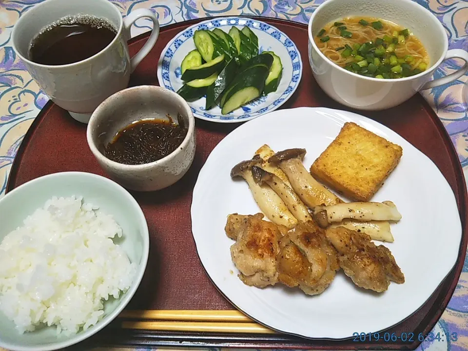 よねばーばの朝ごはん
エリンギ、厚揚げ、鶏肉のソテー
きゅうりの糠漬け
もずく酢、
そうめんスープ
ご飯、麦茶|yoneばーばさん