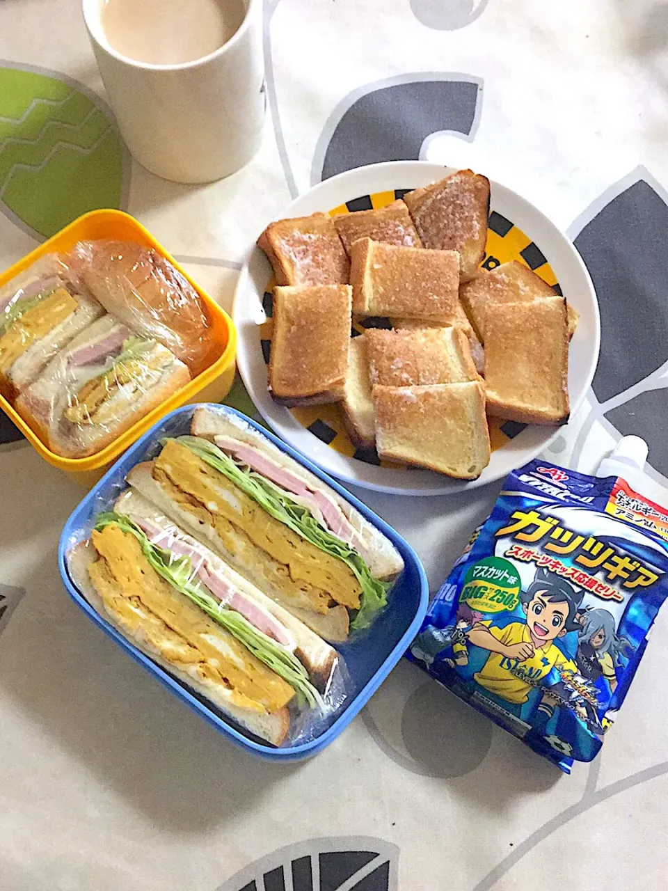 20190602弟サッカー⚽️用の傷みにくいお弁当🍱😅💦サンドイッチと、捕食はバタートーストとガッツギア。お姉さんはお昼までなので軽め。兄は唐揚げおにぎり2個🍙！|hanakoさん