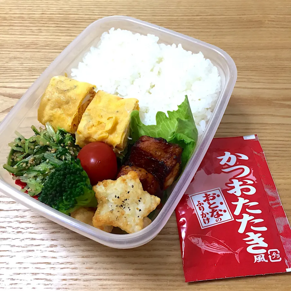 日曜日だけど、旦那さんのお弁当☺︎ #お弁当記録  #じゃこ入り玉子焼き  #からあげ  #水菜の胡麻和え  #星ポテト  #おとなのふりかけ|むさけんさん