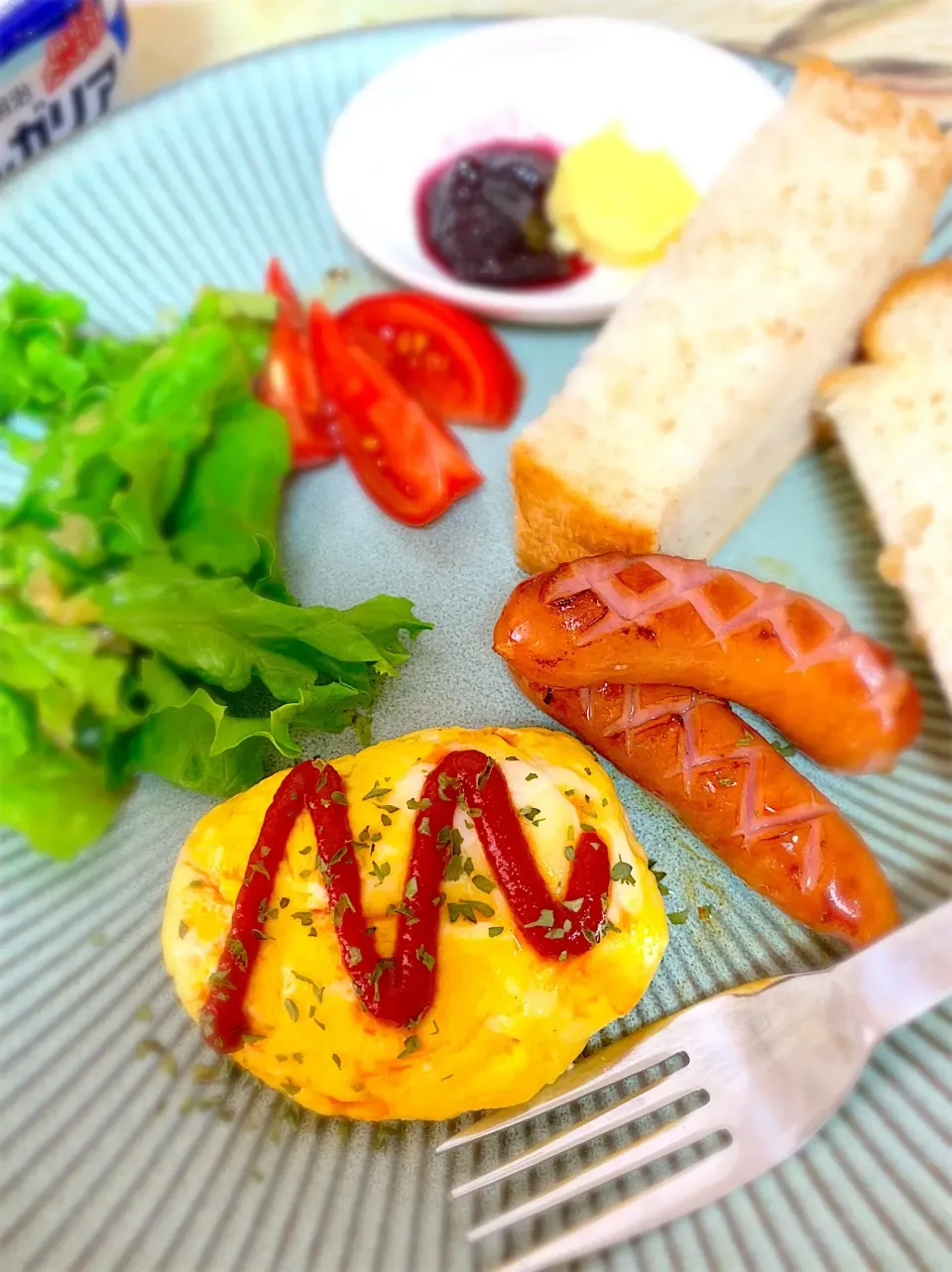 朝食🥪レンジオムレツ、ウインナー、もち麦パン|琥珀さん