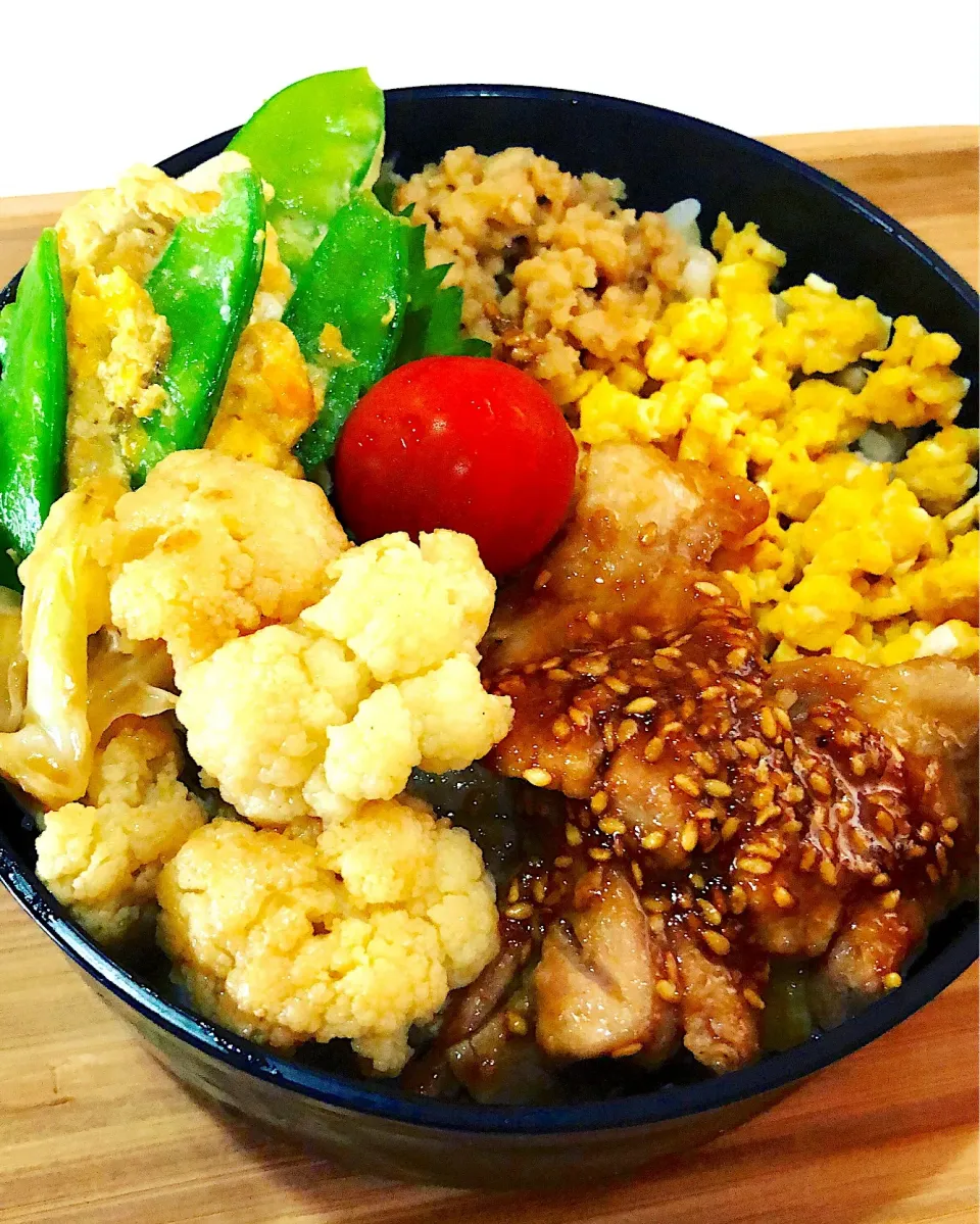 お昼ごはん(鶏そぼろと卵の二色丼|さーたんさん