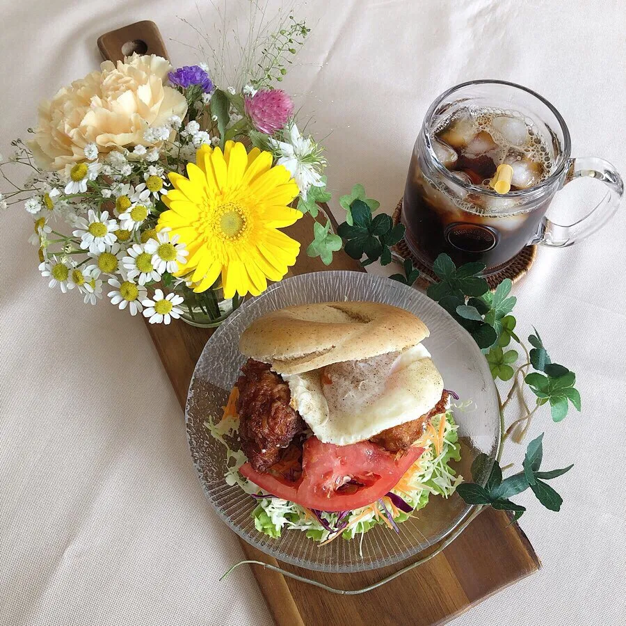 Snapdishの料理写真:6/2❤︎若鶏唐揚げ&目玉焼きベーグルサンド❤︎
金曜日晩から熱が下がらず全身が痛い…ちょっとしんどい😓
#お昼ごはん #ランチ #おうちごはん #おうちカフェ #てりやきチキン #目玉焼き #ベーグル #ベーグルサンド #自家製サンド|Makinsさん