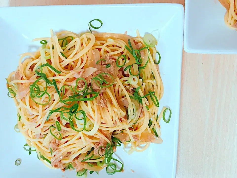 Snapdishの料理写真:ツナと玉ねぎの和風パスタ🍝|ᴍɪsᴀᴛᴏさん