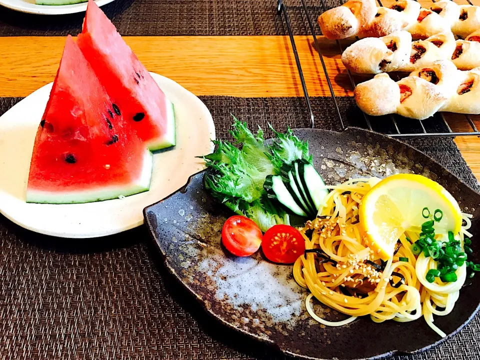 Snapdishの料理写真:日曜日のお昼ごはん
#ベーコンエピ
#塩昆布パスタ
#すいか|いちごさん