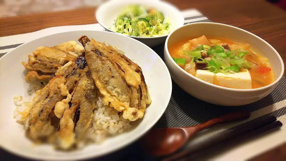 Snapdishの料理写真:茄子天丼とﾄﾏﾄもつ煮～
の晩ごはん✨|kaz(*･ω･)さん