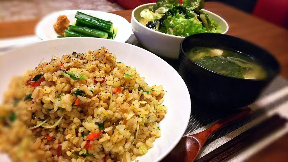 Snapdishの料理写真:ほうれん草&ﾄﾏﾄのﾆﾝﾆｸ醤油炒飯～
の晩ごはん✨|kaz(*･ω･)さん