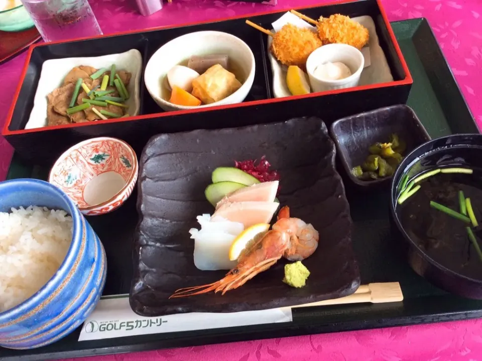 ゴルフ場飯⛳️😋
初夏の新作メニュー「賞味箱弁当🍱」|アライさんさん