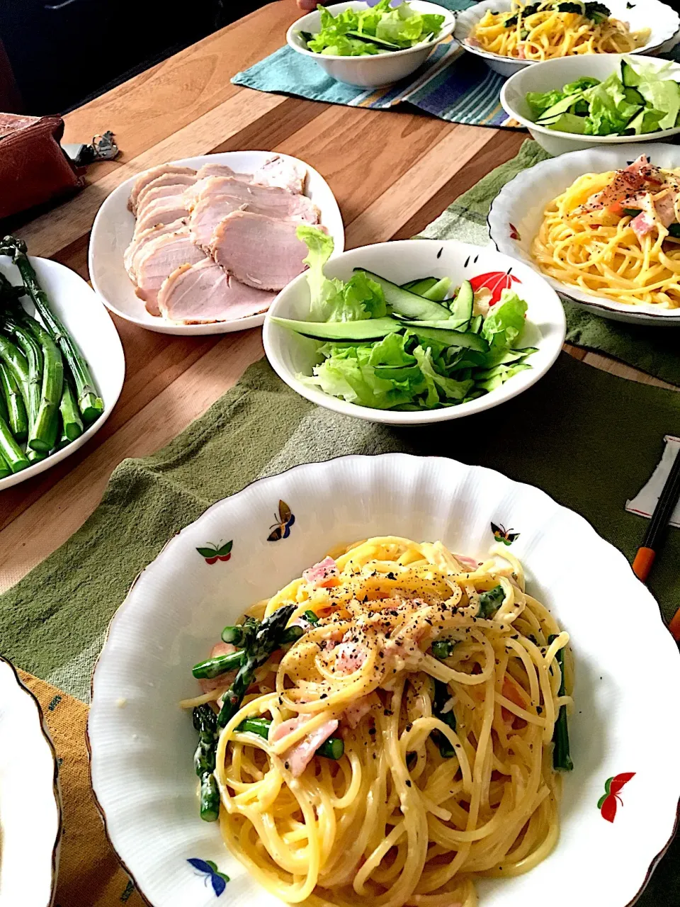 ヨッチャンさんの料理 また焼いちゃった💦ドドォーンと2kgローストポーク😅

アスパラ入りカルボナーラ。
主人の好みではなかった様子…😢|renharuruさん