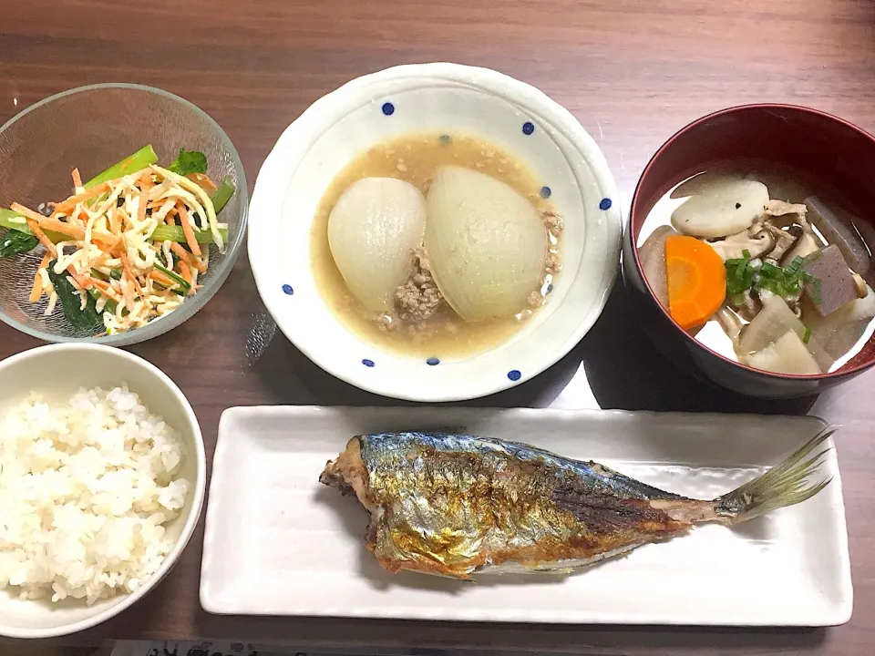 鯵の塩焼き 豚汁 新玉丸ごと煮 小松菜わさびマヨサラダ|おさむん17さん