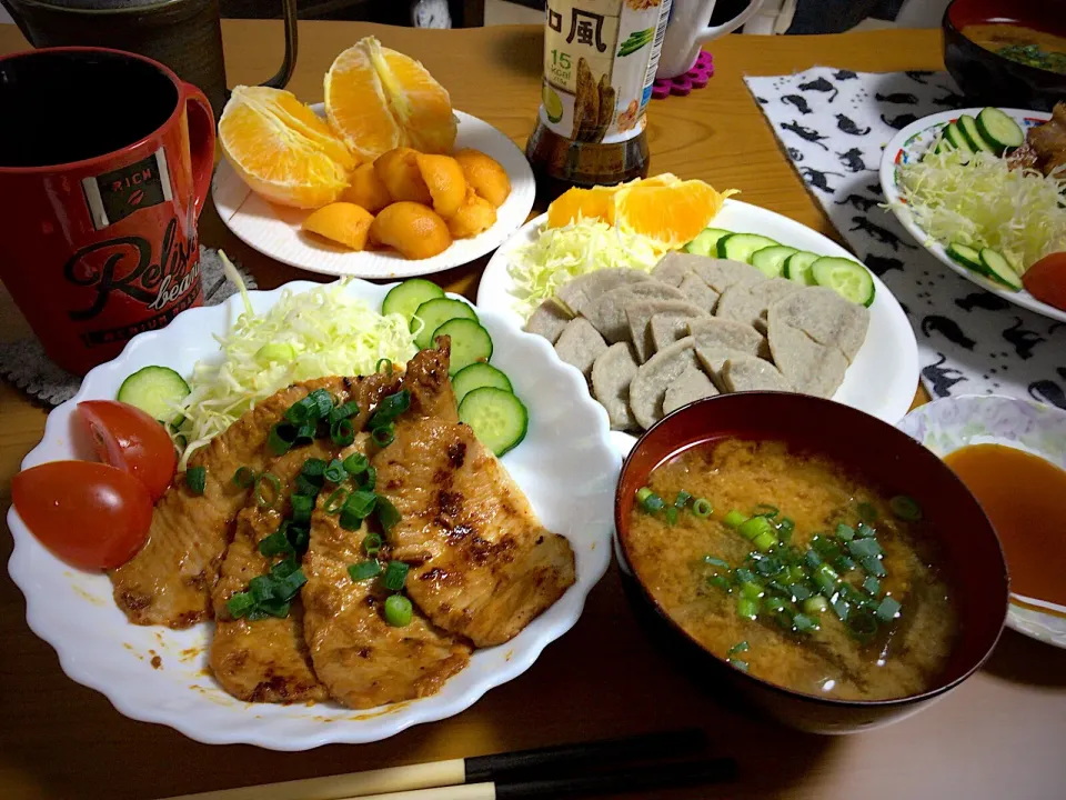 Snapdishの料理写真:今日の男飯絆ディナーバージョン(*･ω･)は、
＊美麻高原藏三元豚謹製味噌漬け焼き
＊黒はんぺん
＊デザートは、頂き物のオレンジとビワ
...♪*ﾟ|ひーちゃんさん