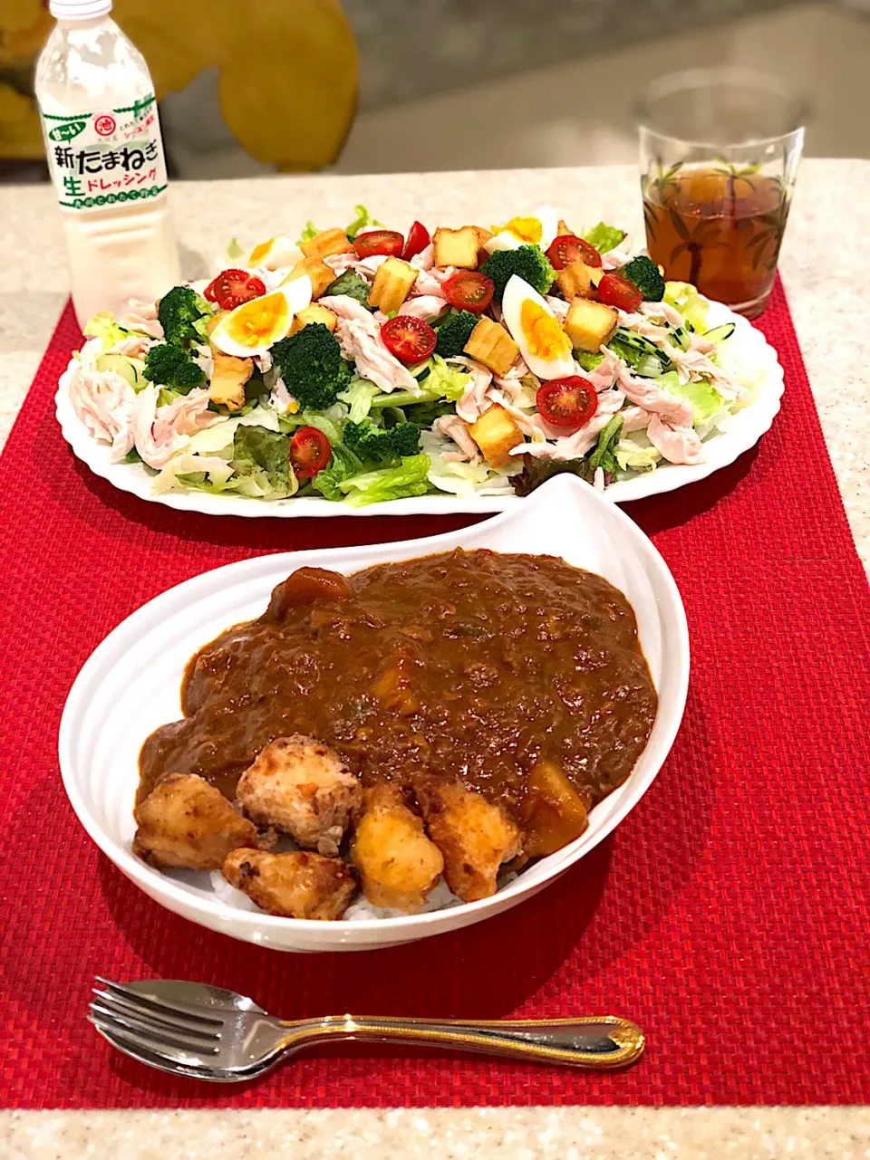 Snapdishの料理写真:茄子とピーマンの夏野菜唐揚げカレー🍛 具沢山筋肉サラダ🥗|Mayumiさん