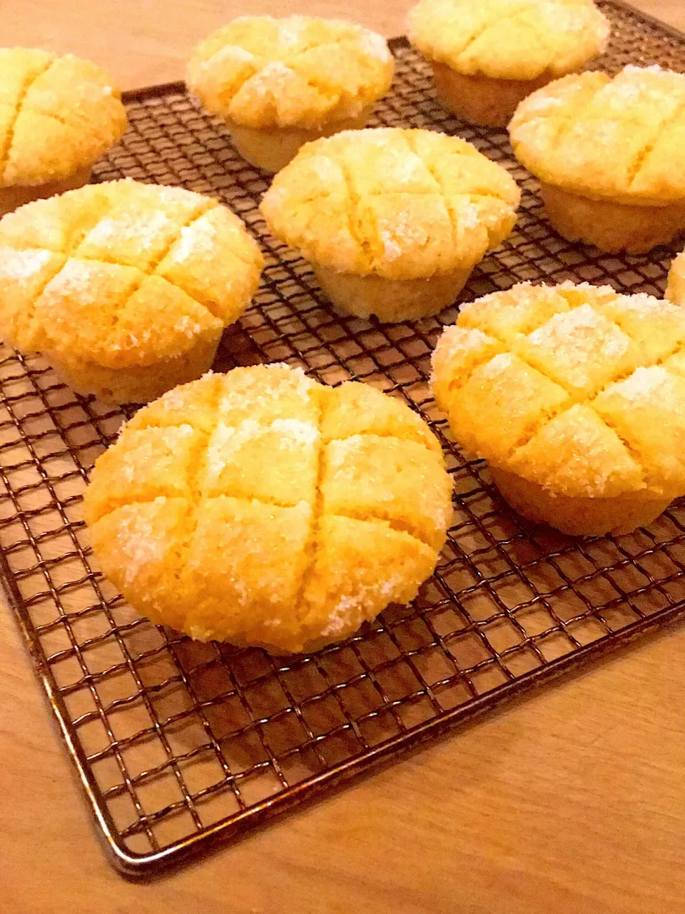 ほんのり抹茶味！さくほろ食感のメロンパンカップケーキ|たんたんさん