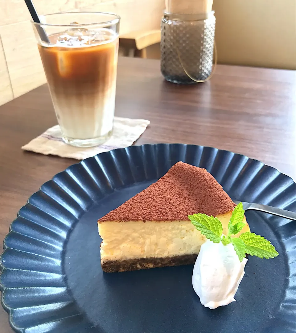 おやつタイム SACHIYA cafe さんのティラミスチーズケーキとアイスカフェラテ|砂雪さん