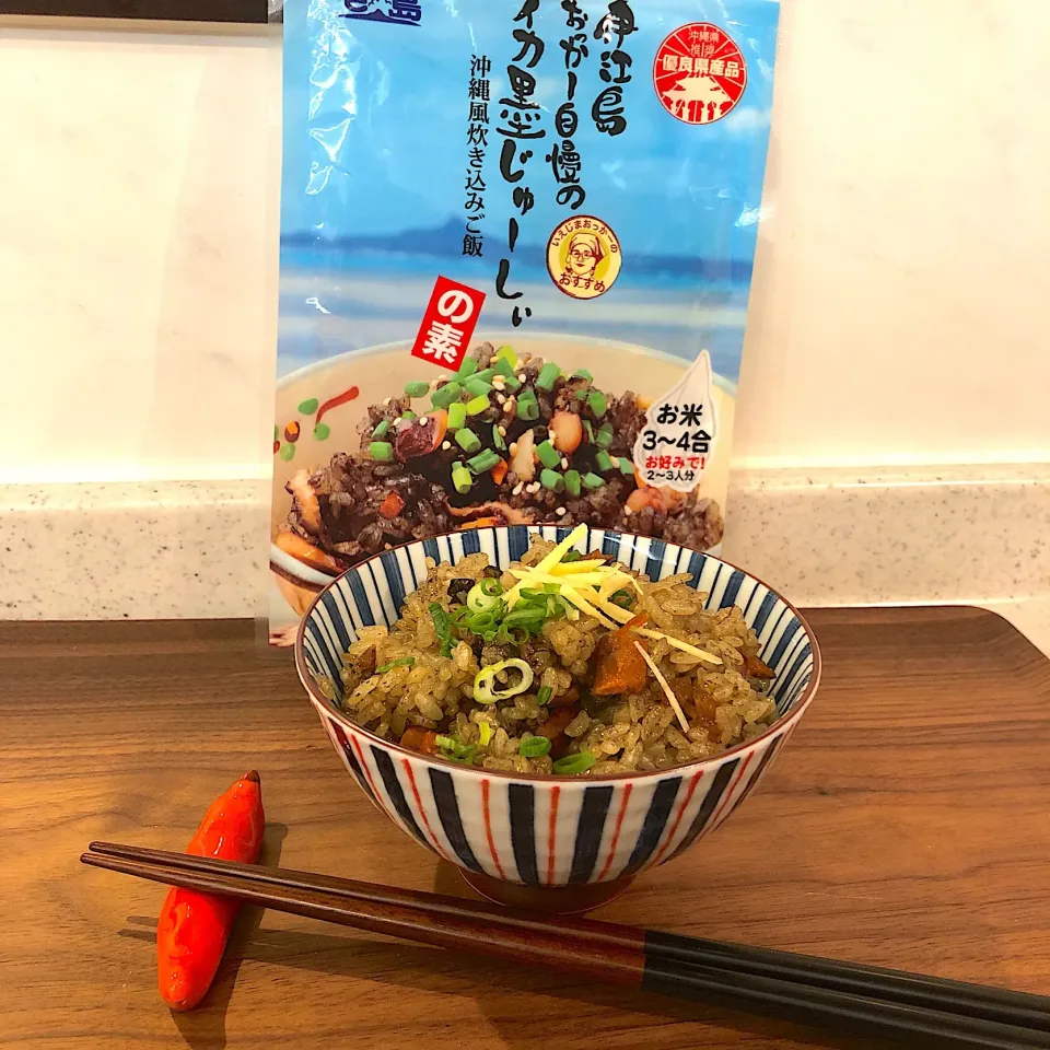 Snapdishの料理写真:沖縄のお土産 #じゅーしぃ の素 イカ墨😳 もち米でおこわにしました✨|ヨッチャンさん