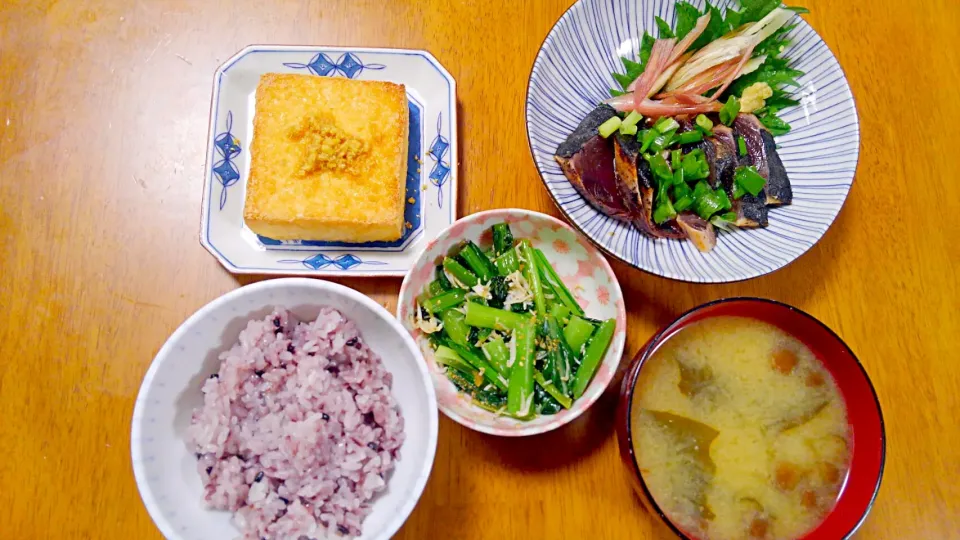 ６月１日　鰹のたたき　小松菜としらすの炒め物　厚揚げ　なめことわかめのお味噌汁|いもこ。さん