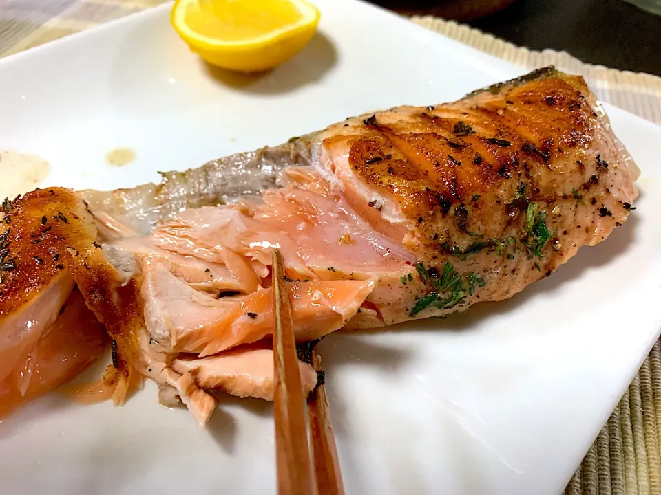 Pink grilled salmon|yeni kartikasariさん