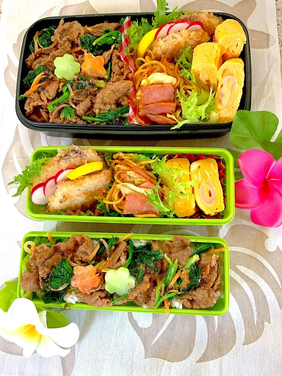 #お弁当  #男子部活お弁当。姉おまけお弁当。 
今日のお弁当
カジキマグロの香草焼き、焼きそば、チーズハムたまご、焼肉、ナムル丼。|yukaさん