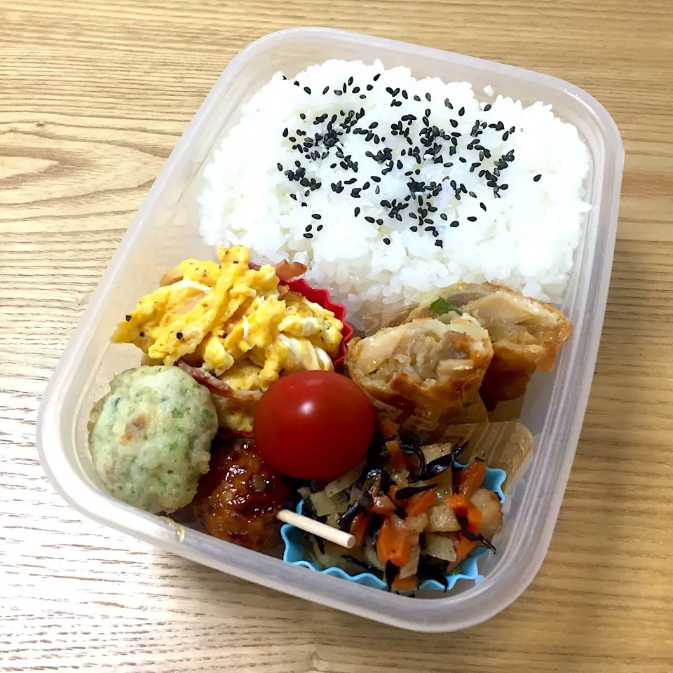 Snapdishの料理写真:月曜日の旦那さんのお弁当☺︎ #お弁当記録 #ベーコン入りスクランブルエッグ  #ひじきの煮物  #春巻き|むさけんさん