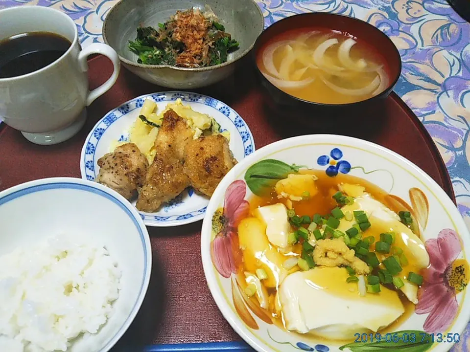 よねばーばの朝ごはん
豆腐の餡かけ
ほうれん草のおひたし
鶏の唐揚げ、ポテトサラダ　
玉ねぎの味噌汁
ご飯、コーヒー|yoneばーばさん