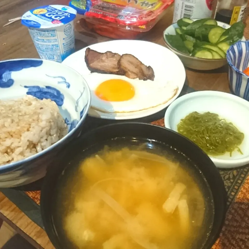 Snapdishの料理写真:チャーシューエッグ&めかぶ&玉ねぎの味噌汁|まぐろさん