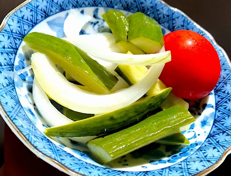 胡瓜と新タマとトマトのピクルス🥒🍅 爽やかジューシー美味しっ！🥺おやつにもいいよねぇ〜|Mikiままさん