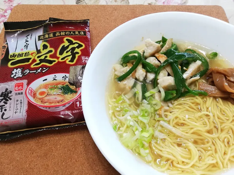 令和元年6月3日
旦那が元同僚のおばちゃんから貰った塩ラーメンで鶏そばランチ🍜|たえさん