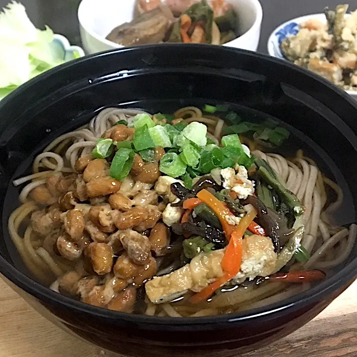 晩ごはん⭐️⭐️🔆                             山菜納豆蕎麦  ナス炒め  おからの煮物  レタス|ぽんたさん