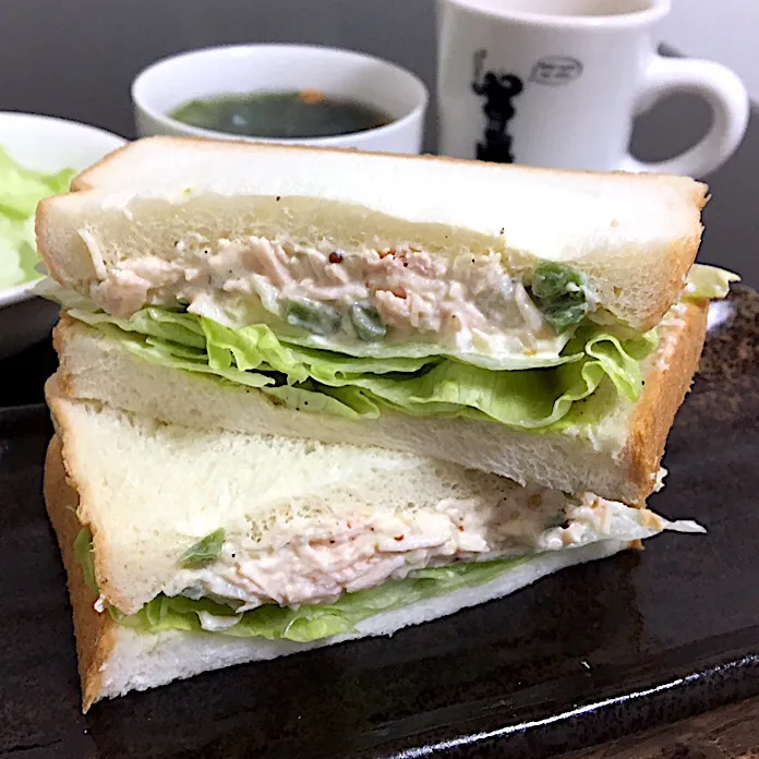 朝ごはん☀️☀️☀️断酒53日目
サラダチキン缶のサンドイッチ  レタス   スープ  カフェオレ|ぽんたさん