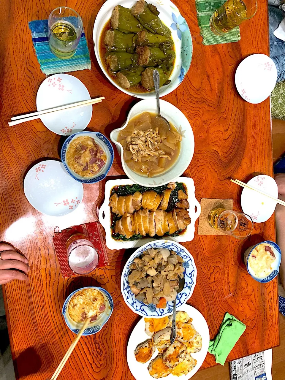 ピーマンの肉詰め、大根と薄揚げの炊いたん、鶏チャーシュー、筑前煮、レンコンのチーズ焼き、マグロの山かけと、締めに素麺バチ汁😋|すかラインさん