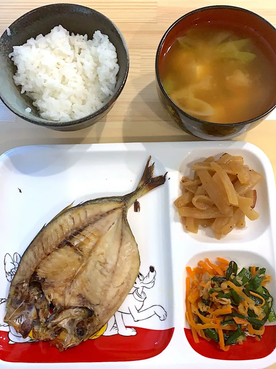 ・鯵の塩焼き
・ツナニラにんじんのさっと炒め
・大根とベーコンの炒め煮
・豆腐とにんじんのお味噌汁|ぺろたんさん