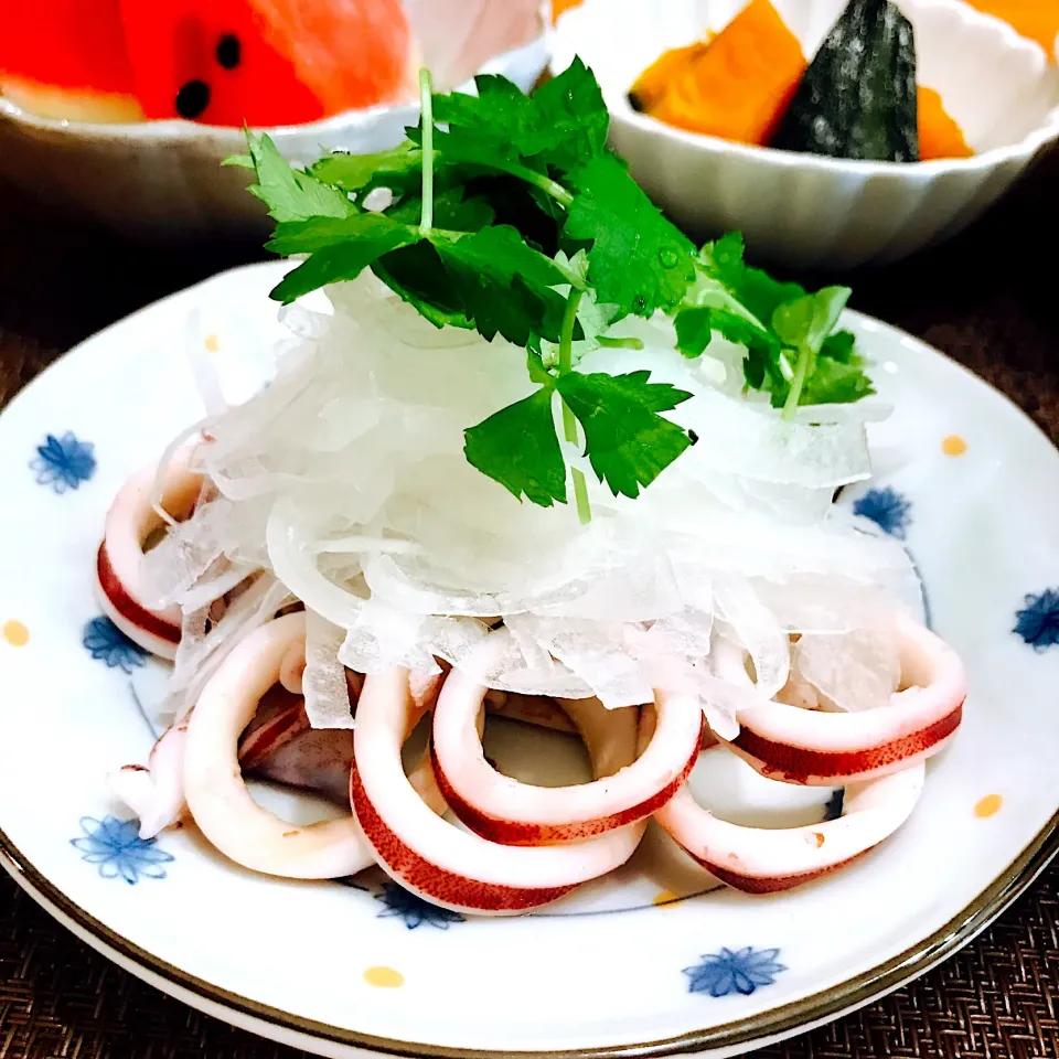 イカのオニスラ🦑マヨポン酢
茹でイカにオニオンスライスに姫みつば
マヨネーズとポン酢で食べます
#イカのマヨポン|いちごさん