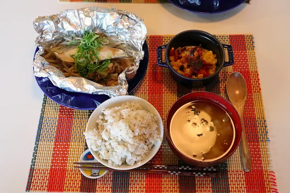 Snapdishの料理写真:今日の夕食 さわらのホイル蒸し、トマトのタルタルソース焼き、麦ご飯、大根とわかめの味噌汁|pinknari🐰🌈さん