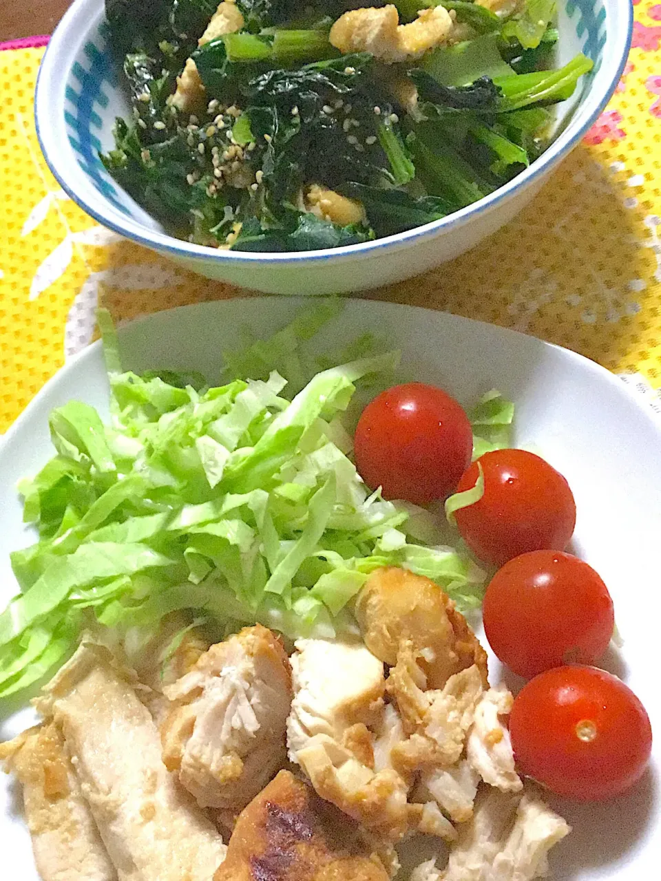 鶏🐓の塩麹漬け焼き     キャベツ   トマト   小松菜と揚げのごま油炒め|掛谷節子さん