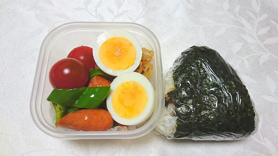 6/2の夜勤弁当
昆布おにぎり、しらたききんぴらなど|卯月さん