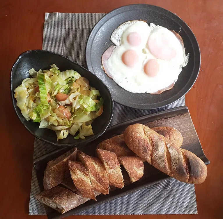 Saturday brunch🍴 新しいﾊﾟﾝ屋さんのﾊﾞｹﾞｯﾄ2種🥖･ﾊﾑｴｯｸﾞ･ｿｰｾｰｼﾞと新玉ｷｬﾍﾞﾂのｶﾚｰ風味炒め|🌈Ami🍻さん