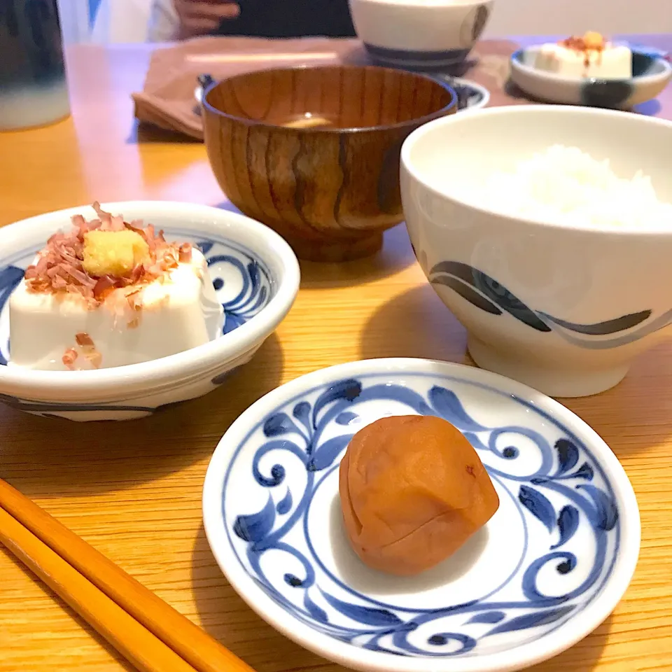 Snapdishの料理写真:冷奴定食。焼き魚は皮面が焦げました。晩ごはん。|しゅうとうさんさん