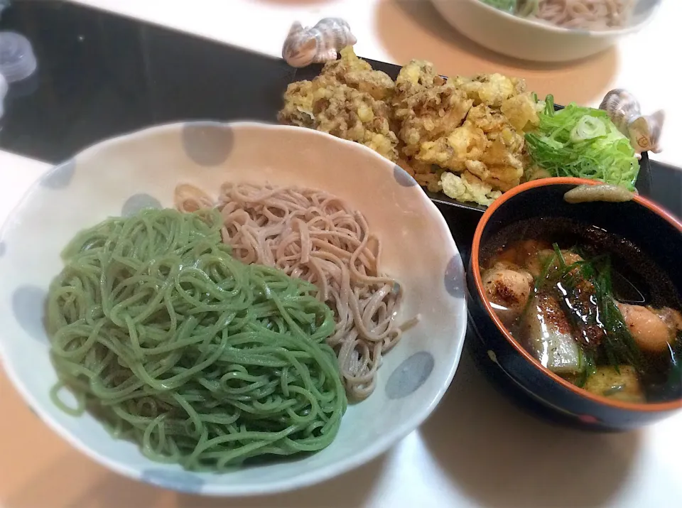 Snapdishの料理写真:明日葉蕎麦と木曽の御嶽山蕎麦
舞茸の天ぷらと鳥と焼きねぎの出汁で|Takeshi  Nagakiさん