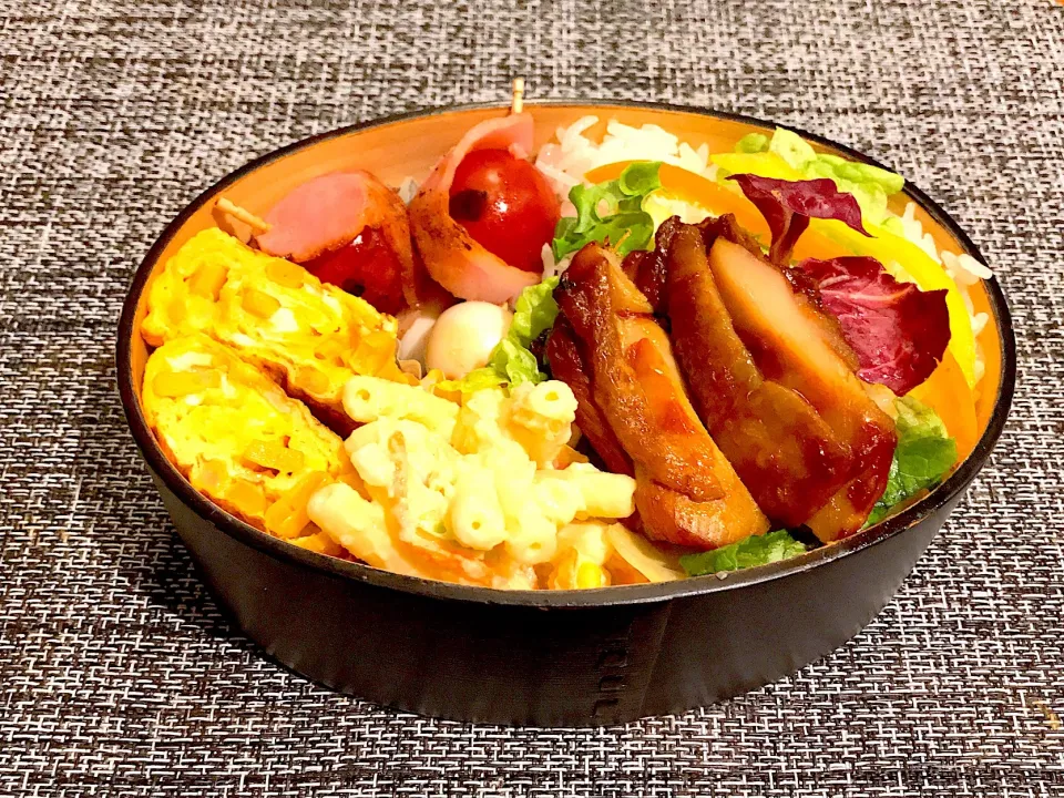 照り焼きチキンとトマベー焼き弁当|とみぃさん