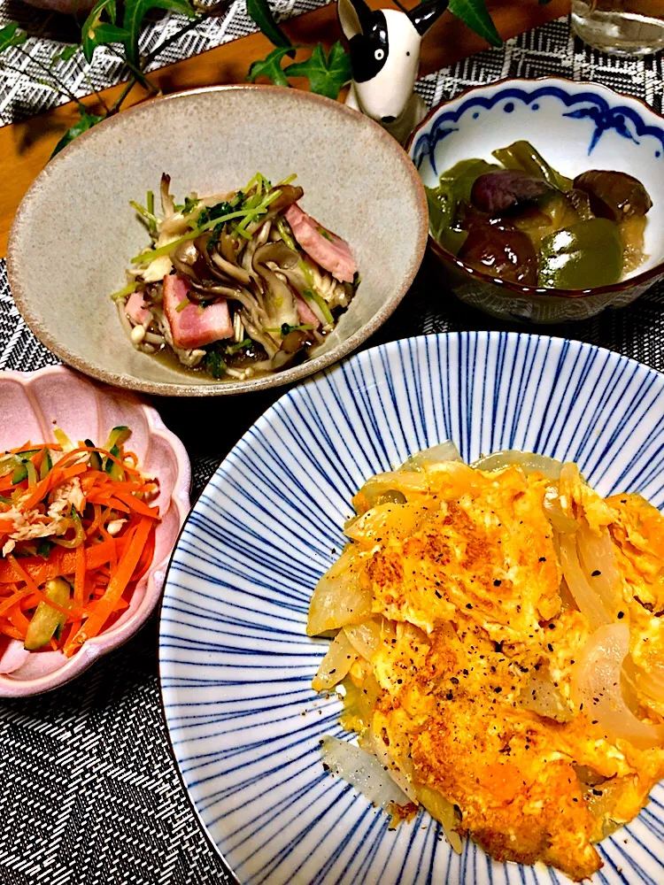 なつかしい母の味😌❤️玉ねぎの卵炒め
茄子とピーマンの煮物
豆苗、きのこ、ベーコンの炒め煮
人参と胡瓜のツナサラダ|くっきいママさん